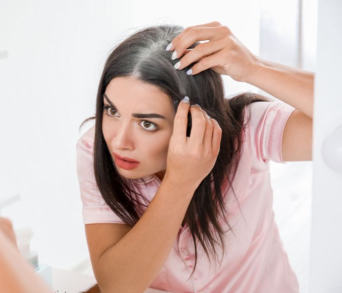 Se desesperar e arrancar os cabelos grisalhos pode trazer danos ao couro cabeludo
