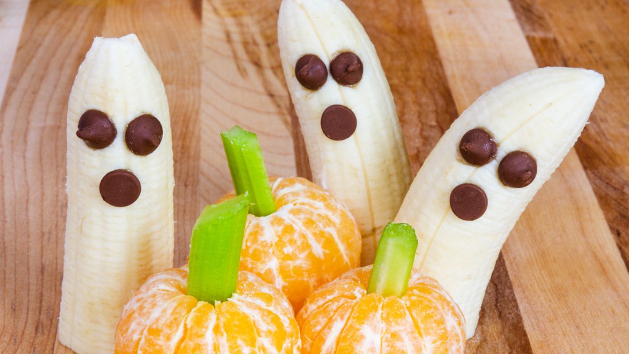 Frutas como a banana e a tangerina podem render ótimas comidas de Halloween