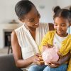 Os pais devem começar a poupar dinheiro para os filhos o quanto antes