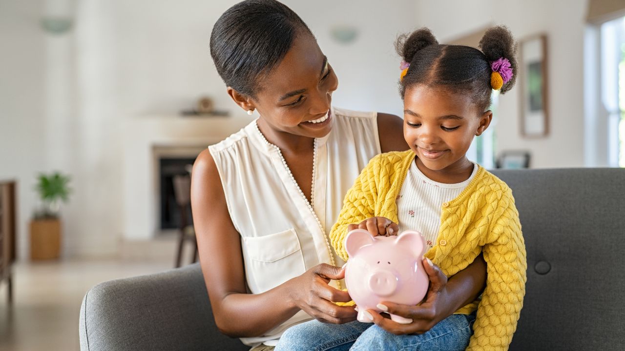 Os pais devem começar a poupar dinheiro para os filhos o quanto antes