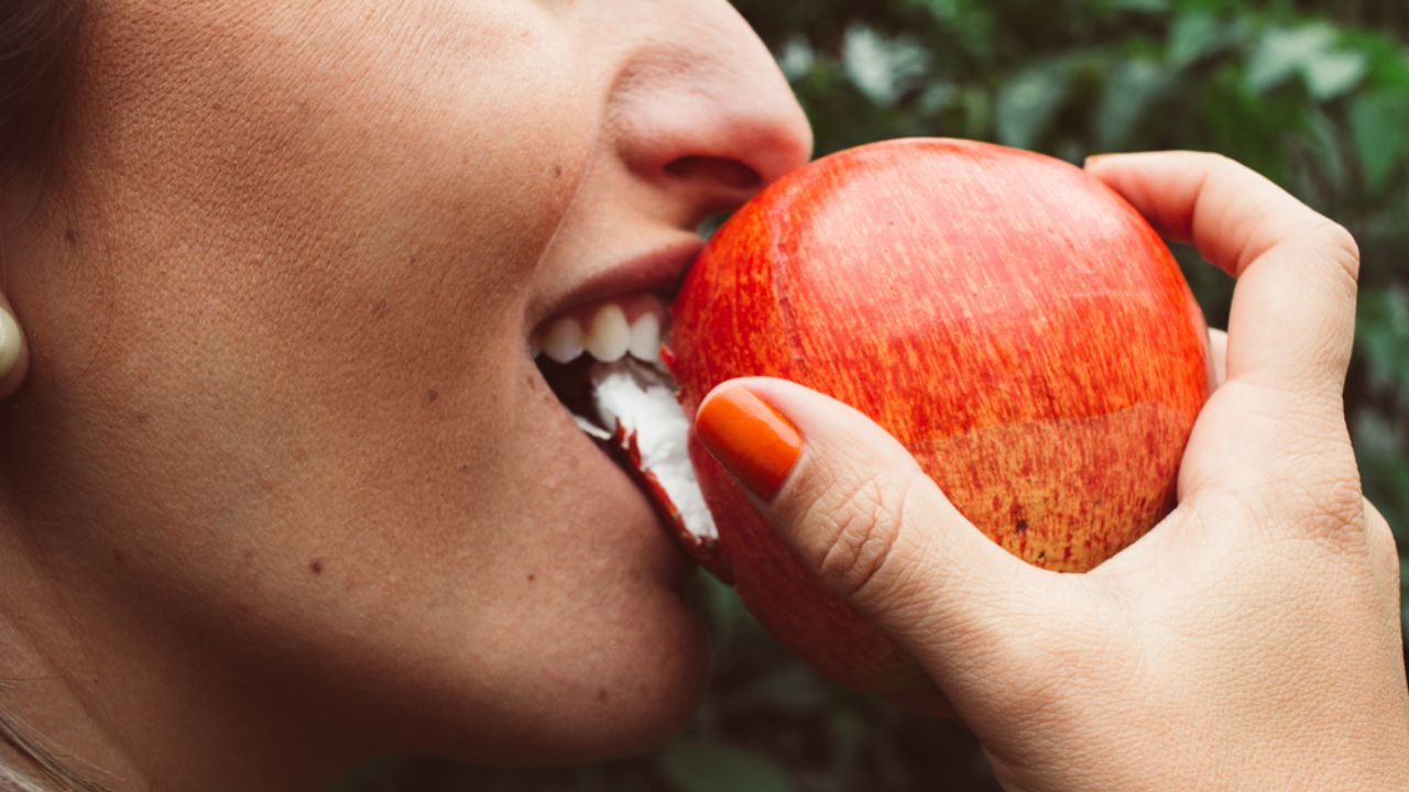 A maçã é uma fruta que ajuda a manter o mau hálito bem longe