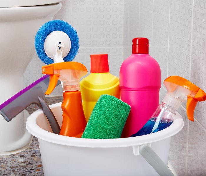 Priorize o uso de produtos específicos para a limpeza do banheiro