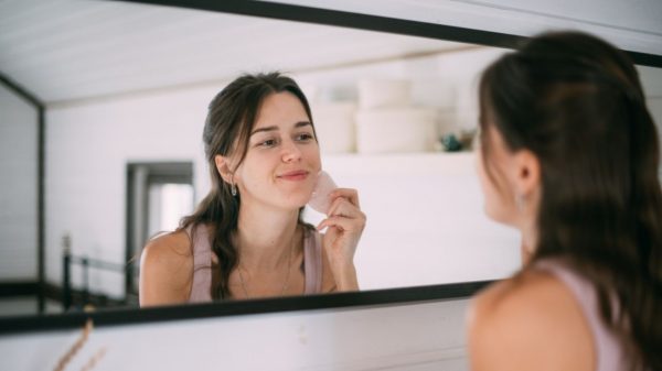 Algumas técnicas de massagem facial podem te ajudar a manter as rugas longes por mais tempo