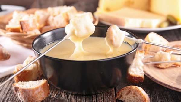 Saiba como fazer um fondue bem quentinho para se esquentar nos dias frios