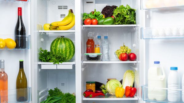 Saiba quais alimentos devem ou não ser deixados na geladeira