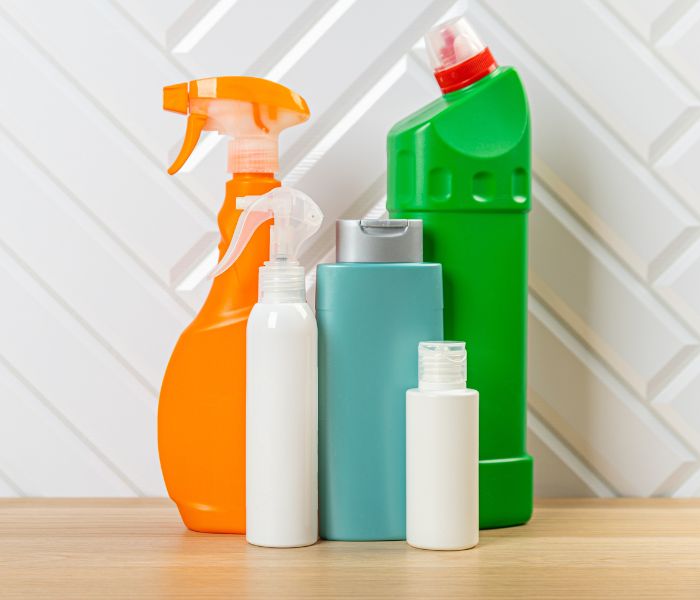 Respeitar o tempo de ação de cada produto de limpeza é necessário para manter o banheiro limpo