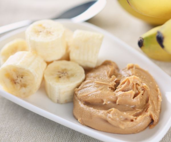 A banana é uma das frutas que mais combinam com pasta de amendoim
