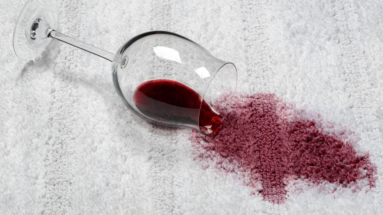 Mancha de vinho no sofá: livre-se do problema de um jeito fácil!
