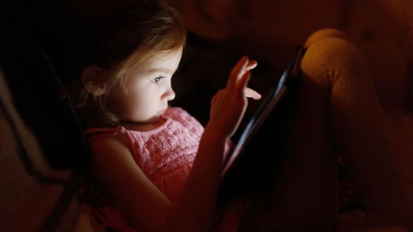 Saiba como reduzir a exposição das crianças às telas eletrônicas