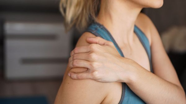 Saiba como amenizar as dor no ombro mudando hábitos no dia a dia