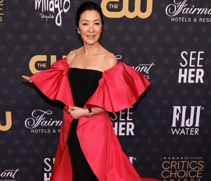 Michelle Yeoh surgiu com um vestido Barbiecore no Critics Choice Awards 2023