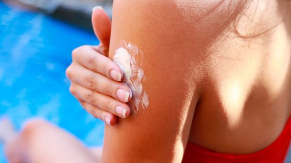 É importante utilizar o protetor solar na quantidade adequada para proteger a pele