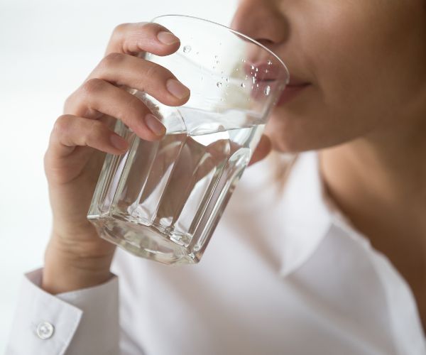 Se hidratar bem é uma das coisas mais importantes para evitar problemas com a ressaca