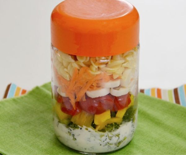 Salada de macarrão no pote