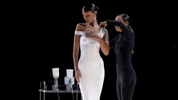 Em 2022, Bella Hadid surpreendeu na Paris Fashion Week ao ter um vestido pintado em seu próprio corpo