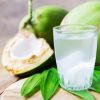 Água de coco traz diversos benefícios para a saúde no verão