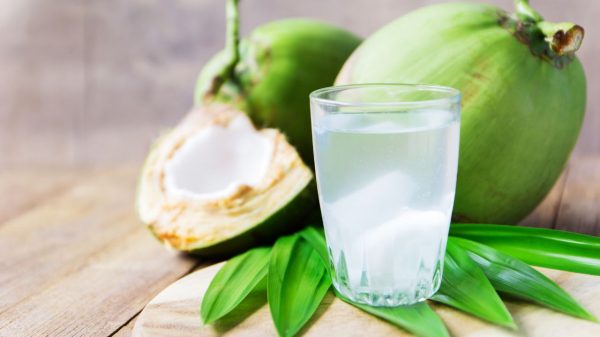 Água de coco traz diversos benefícios para a saúde no verão