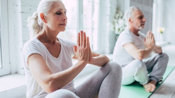 Atividades como yoga e meditação ajudam a envelhecer bem