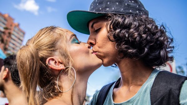 Infecção pelo vírus da doença do beijo atinge até 95% dos adultos