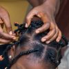 As pomadas de cabelo costumam ser utilizadas em penteados como a trança, que precisam ser bem firmes na raiz do cabelo