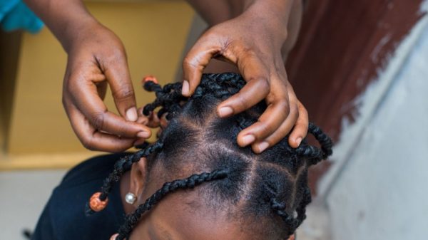 As pomadas de cabelo costumam ser utilizadas em penteados como a trança, que precisam ser bem firmes na raiz do cabelo