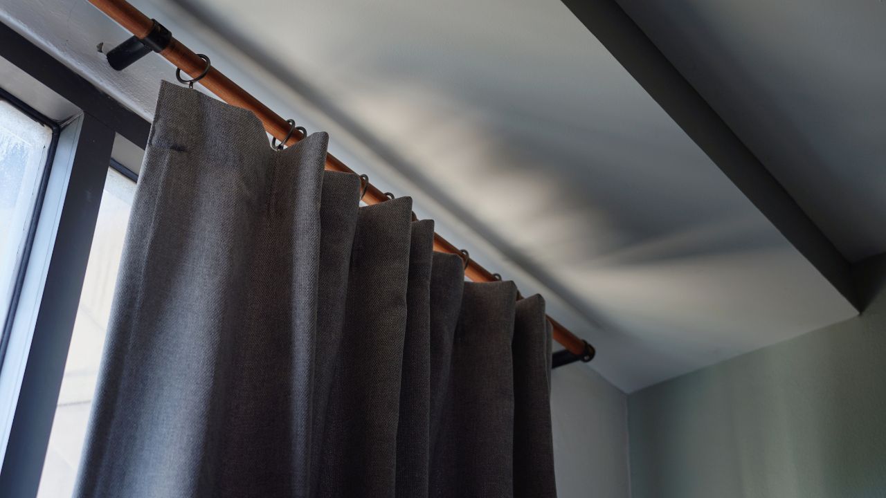 A cortina corta luz bloqueia a luminosidade e melhora a qualidade do sono