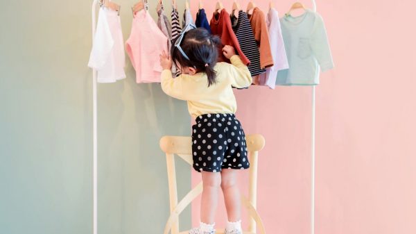 Deixar a criança escolher a próprias roupas reforça sua autonomia