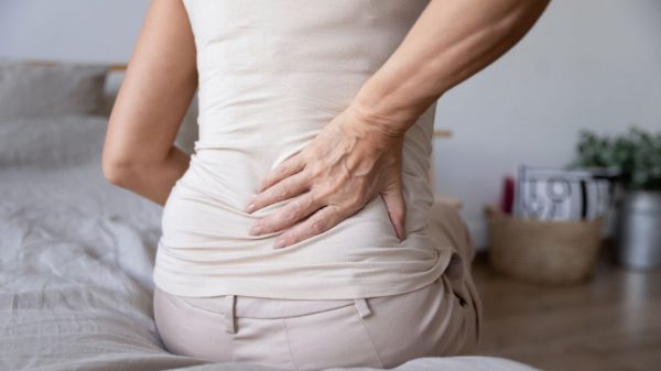 As dores nas costas podem surgir nas regiões da lombar, dorsal ou cervical