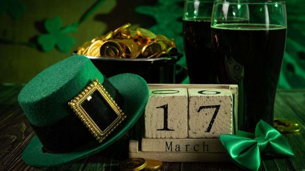 A cor verde, o trevo e a cerveja são símbolos do St. Patrick’s Day