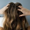 Alguns erros comuns podem agravar a condição do cabelo seco