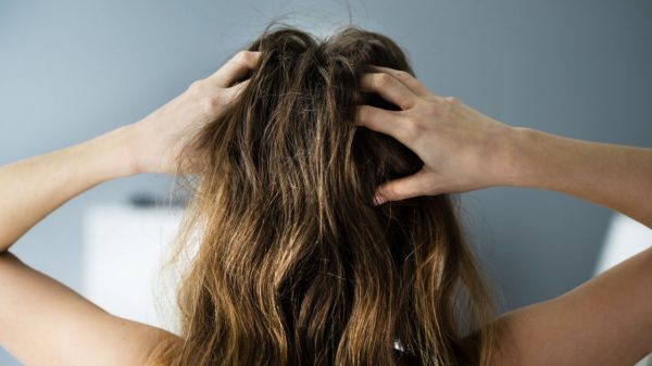 Alguns erros comuns podem agravar a condição do cabelo seco