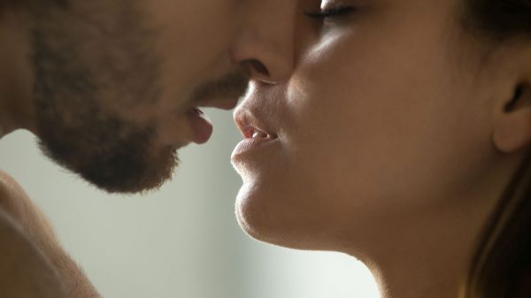 O beijo tântrico é muito mais profundo e intenso que o comum