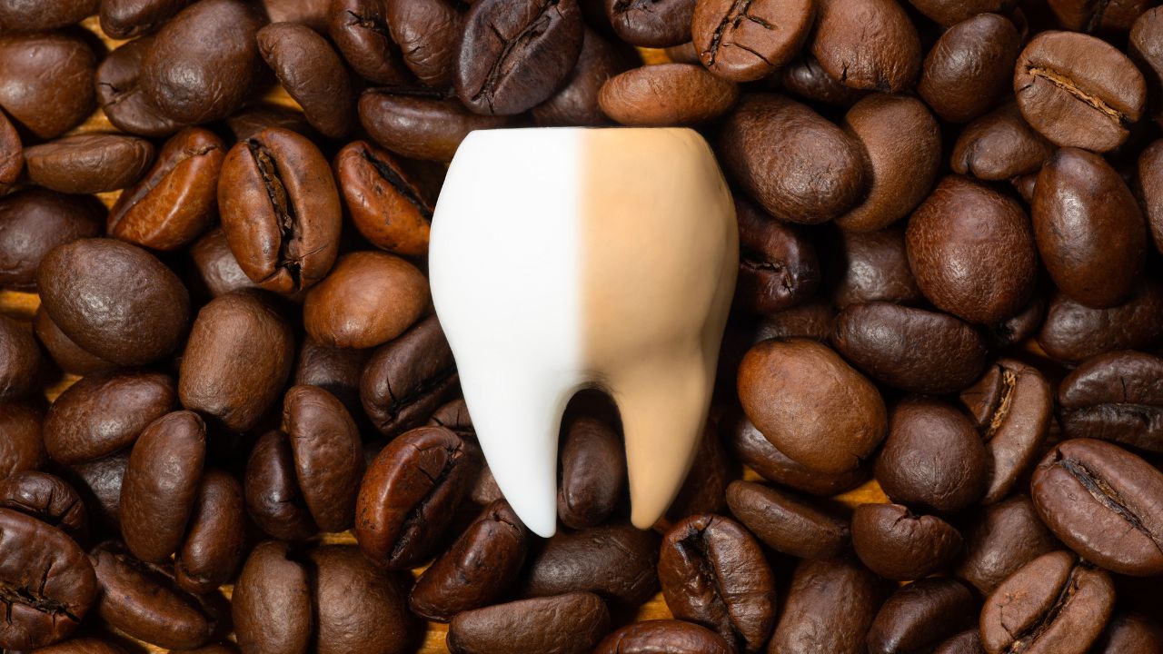 Dia do café: saiba como a bebida afeta seus dentes