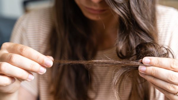 Conheça 5 hábitos que deixam os cabelos fracos e quebradiços