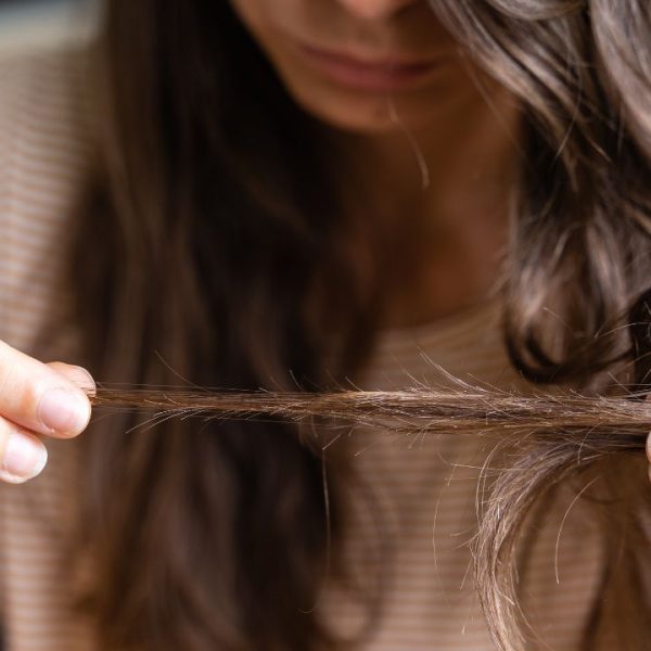 Conheça 5 hábitos que deixam os cabelos fracos e quebradiços
