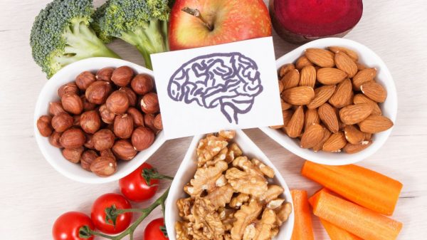 Confira quais são os alimentos que ajudam a melhor a função cognitiva do cérebro