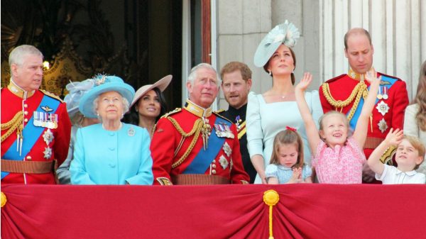 Coroação do rei Charles: 6 filmes e séries que abordam a família real