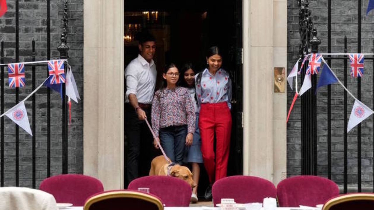 Primeiro-ministro do Reino Unido aproveitou para sair com cadela durante as comemorações da coroação