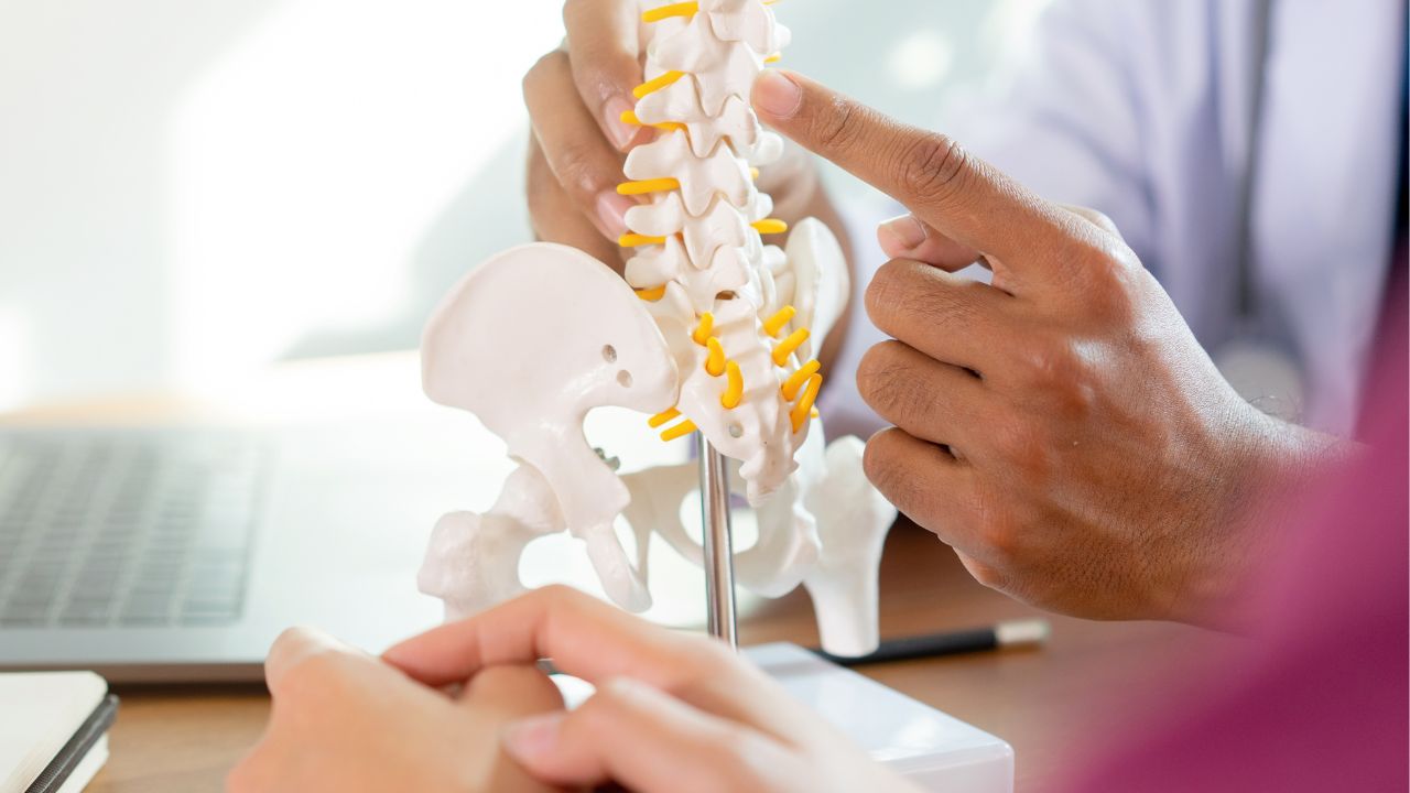 Saiba como a quiropraxia pode ajudar com as dores na coluna