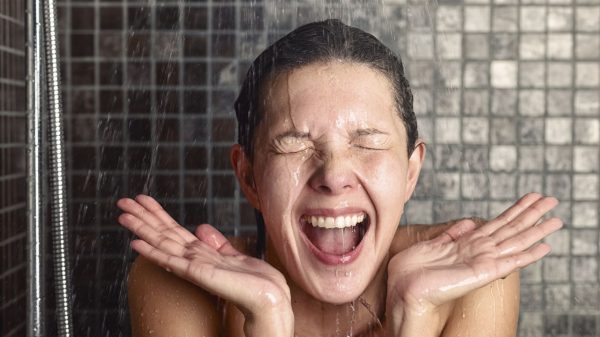 O banho quente pode não ser uma opção tão boa quanto você pensa para acabar com o frio