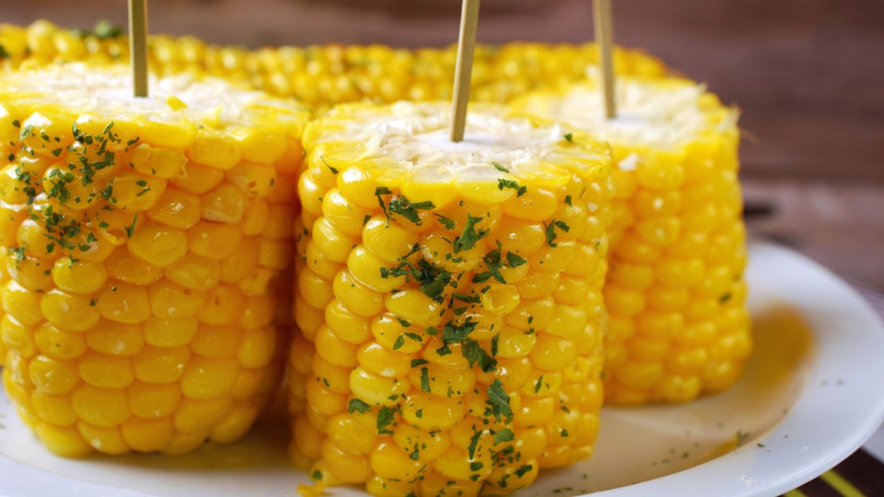 Alimentos rígidos como o milho podem prejudicar usuários de aparelho ortodôntico