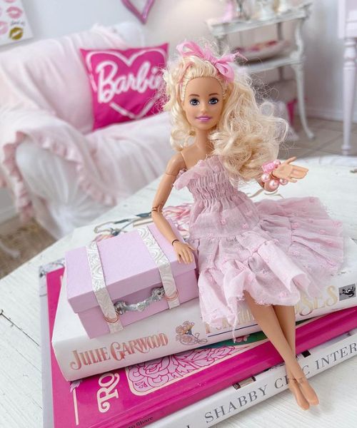Além de ser cor-de-rosa, casa da vovó Barbie também faz referências a boneca