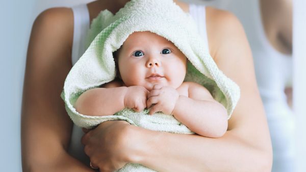 Veja 5 ingredientes que você deve evitar passar na pele do bebê
