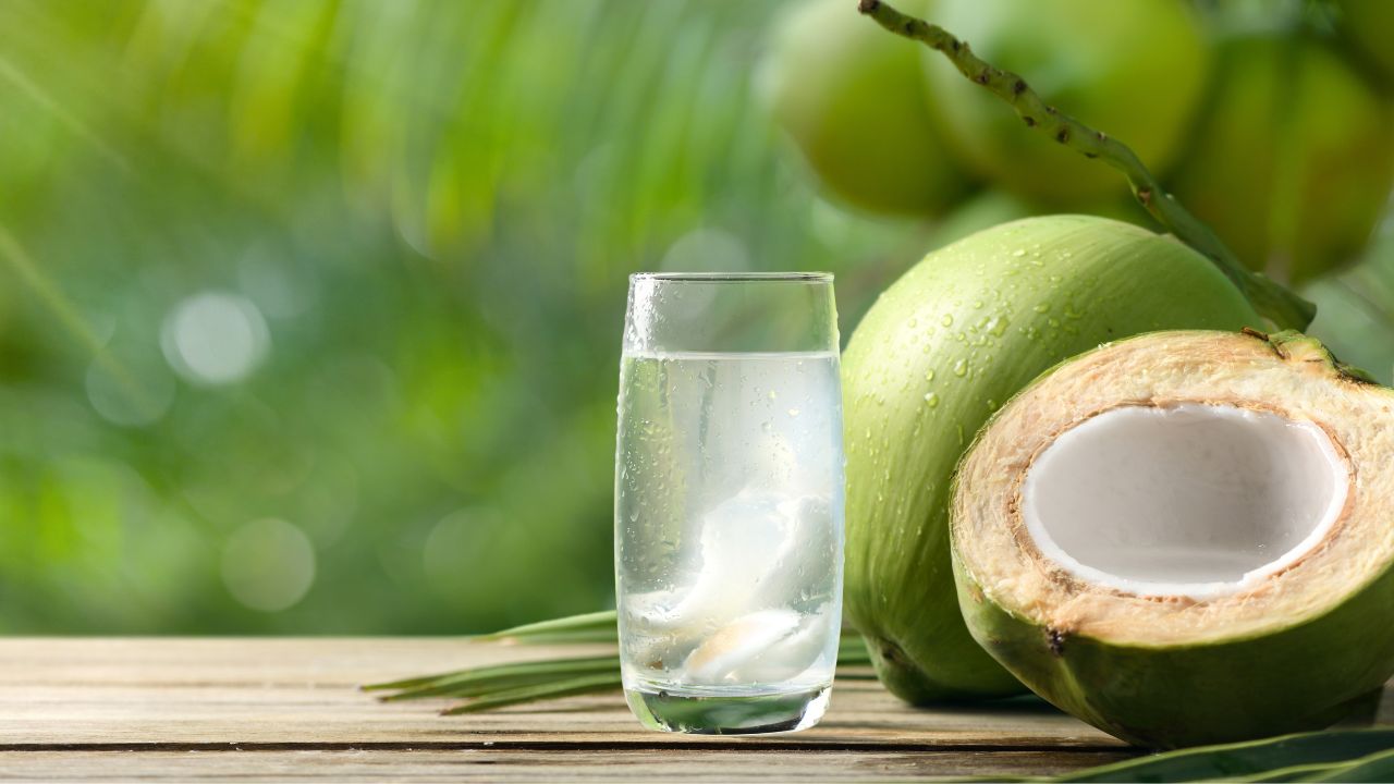 Água de coco: 7 benefícios da bebida para a saúde