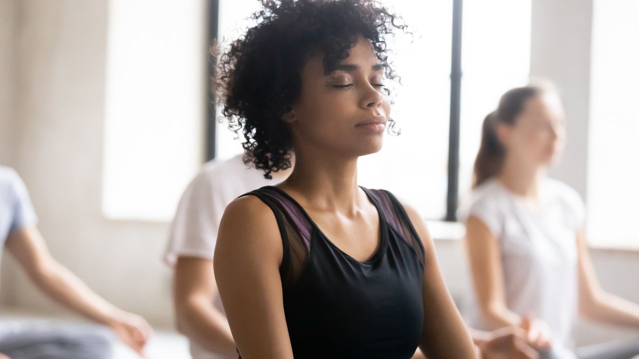 Use o yoga para dar um up no seu cuidado com a saúde mental