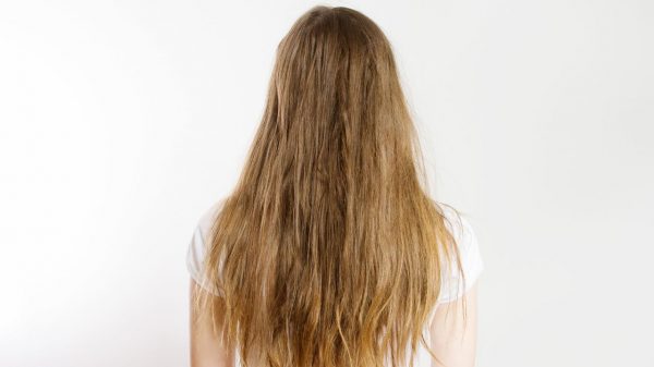 Os cabelos podem ficar mais fragilizados em períodos de alta temperatura