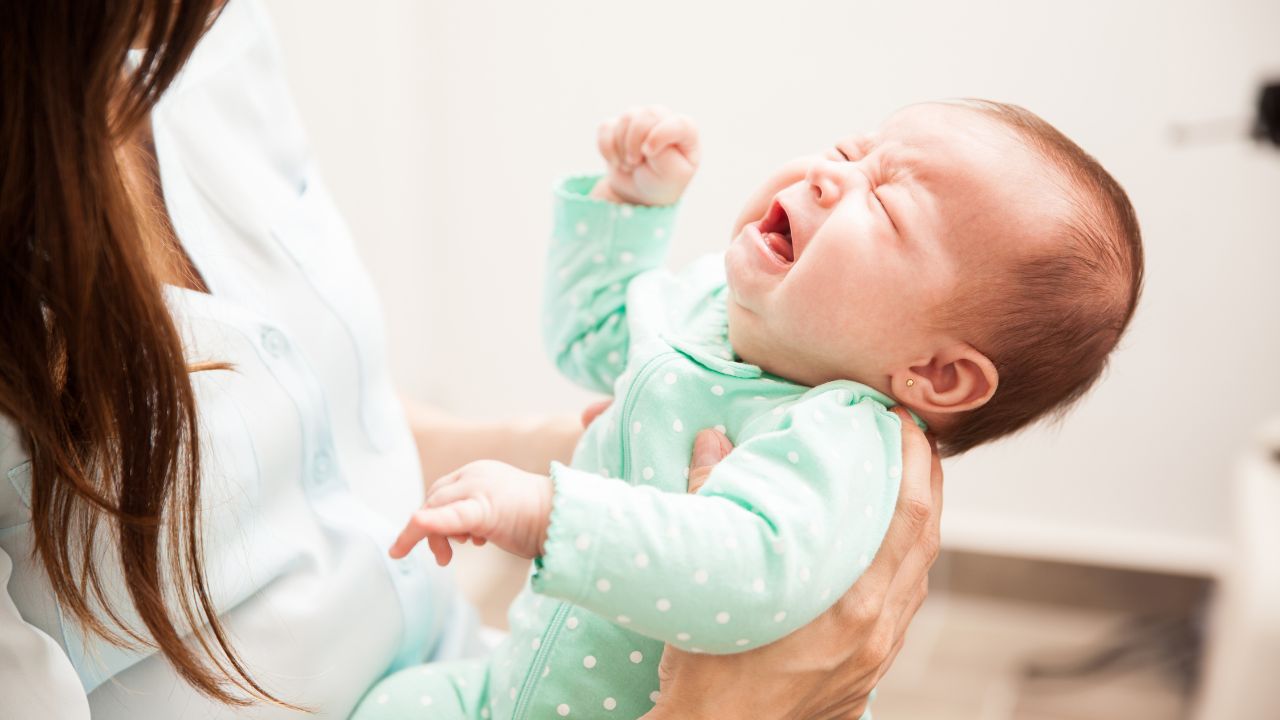 Cólica em bebês: veja os sintomas e como aliviar o desconforto