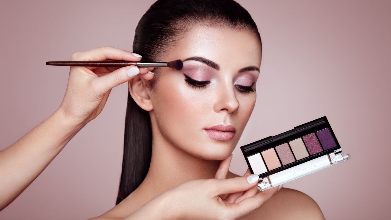 5 erros de maquiagem que fazem mal a sua pele