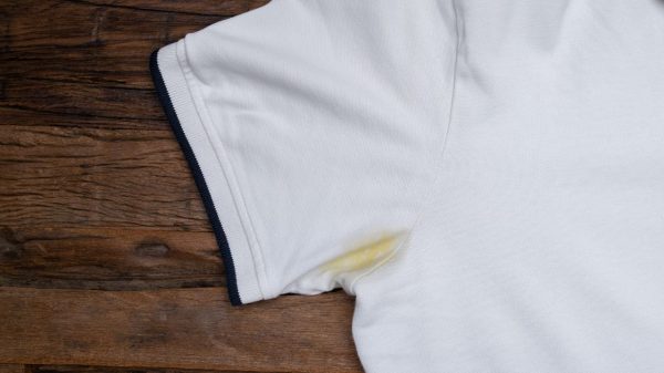 O antitranspirante e o suor podem causar manchas amareladas nas roupas