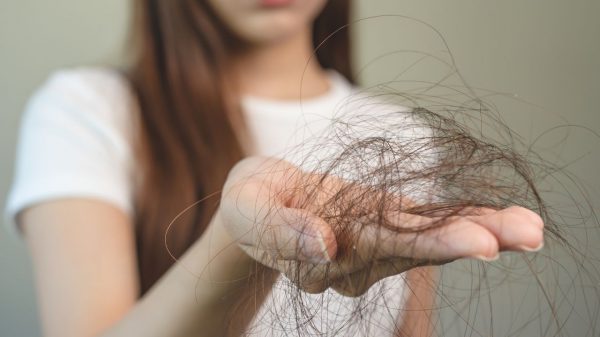Queda de cabelo no pós-parto: veja causas e como tratar